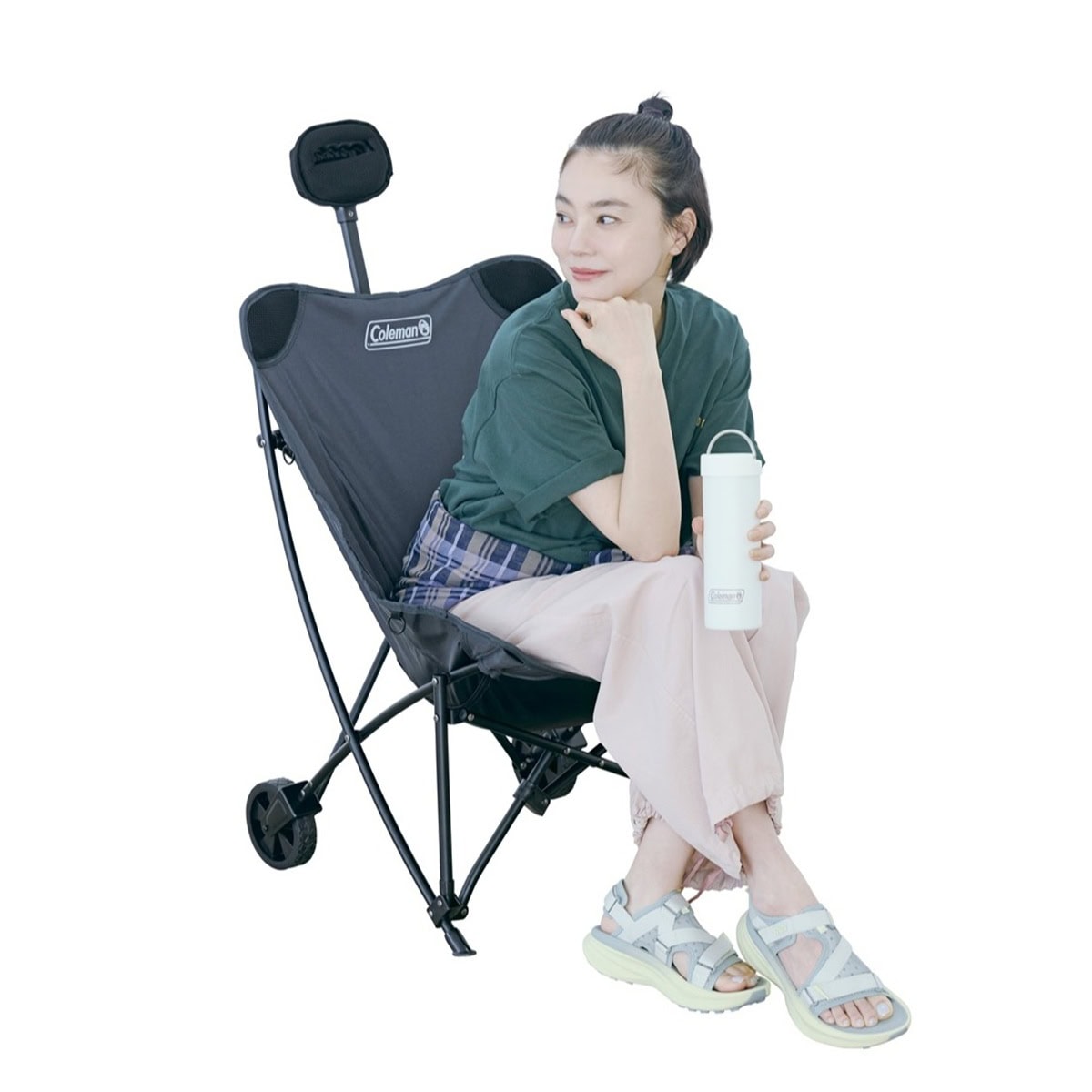 Tシャツ ギアプリント（グリーン）4950円、ワンマイルチェア（ジェットブラック）9350円（ともにコールマン）　パンツ3万5200円（ゲミニー／ウィム ガゼット ルミネ新宿店）　腰に巻いたシャツ1万3750円（カランシエル／シップス インフォメーションセンター）　サンダル1万7600円（テバ／デッカーズジャパン）