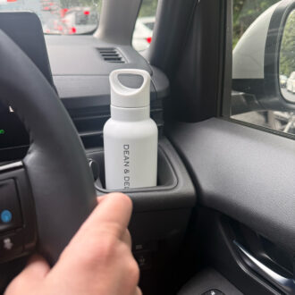 車のドリンクホルダーにもはまる太さ