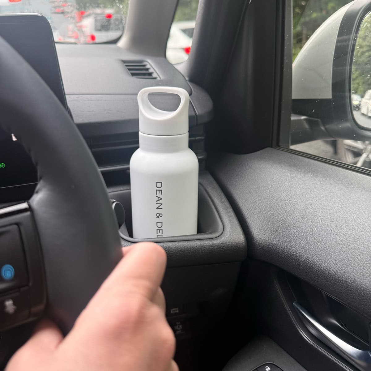 車のドリンクホルダーにもはまる太さ