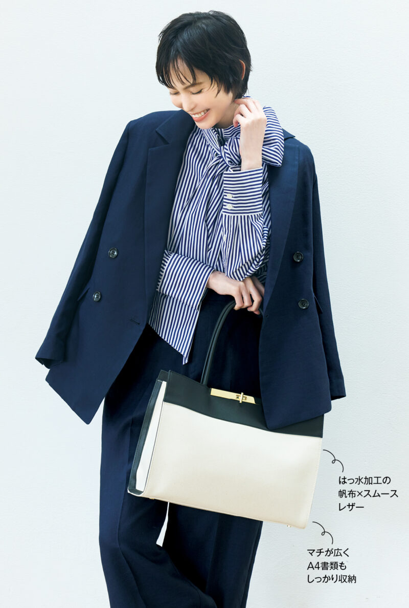 白×黒のクリーンなデザイン。美しさと機能を兼ね備えたバッグで余裕で通勤。バッグ3万6300円(サムウェア ステュディオ/エルディスト ショールーム) ジャケット4万2900円、パンツ2万9700円(ともにマルティニーク/マルティニーク ルミネ横浜) ボウタイシャツ5万600円(オブリオ)