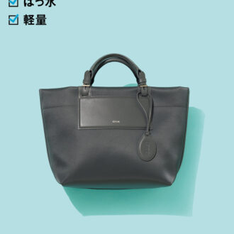 大容量なのに軽量。肩紐付きで斜めがけもできる。1万8700円（ロペ エポール／ジュンカスタマーセンター）