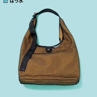 シアーなメッシュを重ねたデザインが今っぽい。弱はっ水。3万800円（ラシット／ラシット 京王百貨店新宿店）