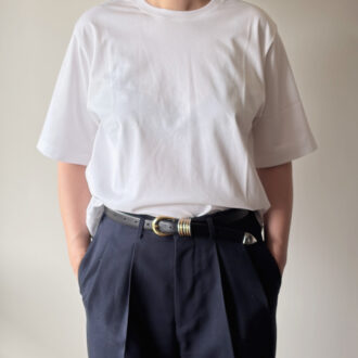 着丈が短いと、裾をインしてもボトムスにひびきにくいんです。こういったところも個人的には気に入りました！