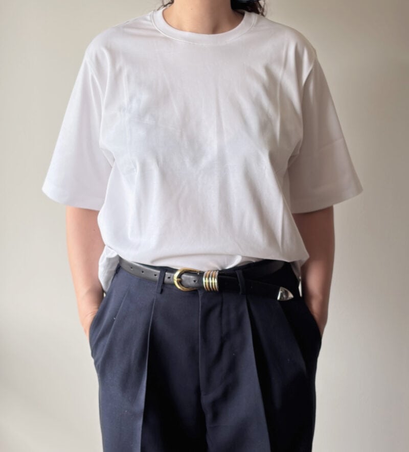 着丈が短いと、裾をインしてもボトムスにひびきにくいんです。こういったところも個人的には気に入りました！