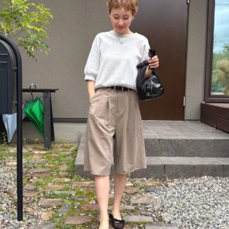 ニット／CAPRICIEUX LE’MAGE パンツ／EN NEUME 靴／FABIO　RUSCONI バッグ／ATTISESSION ベルト／TODAYFUL イヤリング／CENE