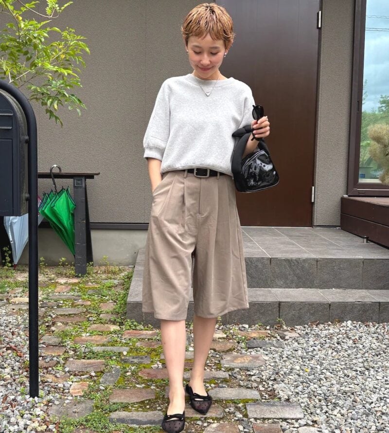 ニット/CAPRICIEUX LE’MAGE パンツ/EN NEUME 靴/FABIO RUSCONI バッグ/ATTISESSION ベルト/TODAYFUL イヤリング/CENE