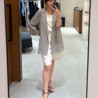 〈着用アイテム〉 ジャケット／LOUNGEDRESS キャミソール／LOUNGEDRESS パンツ／LOUNGEDRESS サンダル／GALENA