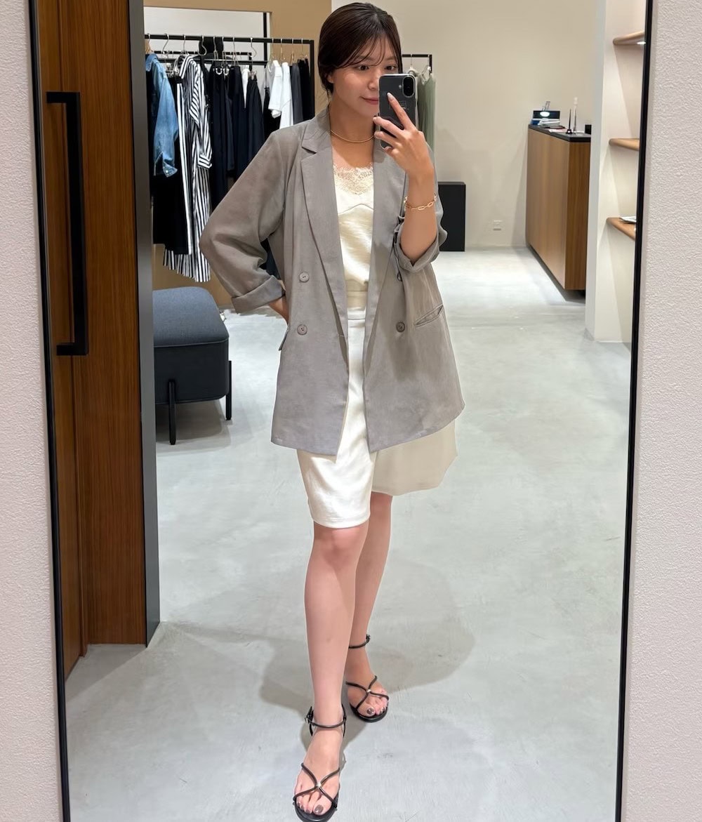 〈着用アイテム〉 ジャケット／LOUNGEDRESS キャミソール／LOUNGEDRESS パンツ／LOUNGEDRESS サンダル／GALENA