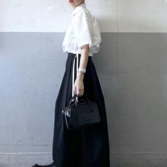 ブラウス／ADAM ET ROPE’ スカート／ADAM ET ROPE’ サンダル／ADAM ET ROPE’ バッグ／ADAM ET ROPE’