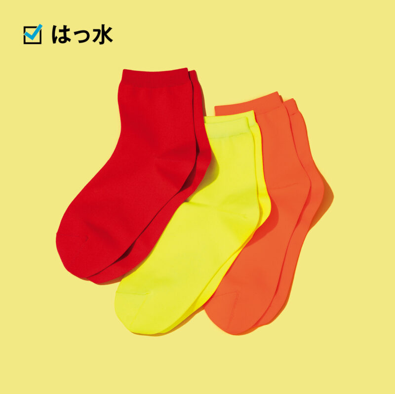 水をはじくはっ水機能付き。サンダル＋ソックスでも雨が気にならない画期的な一足。各1100円（靴下屋／タビオ）