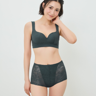 「YOJOY」のアンダーウエア新シリーズ「うつろいもたおやかに」のモデル着用カット