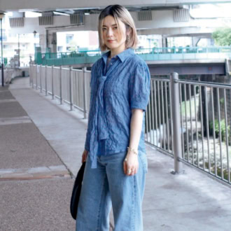 【40代スナップ】ボウタイブラウスをマニッシュに着崩す｜リーバイスPRアシスタント ゆきさん