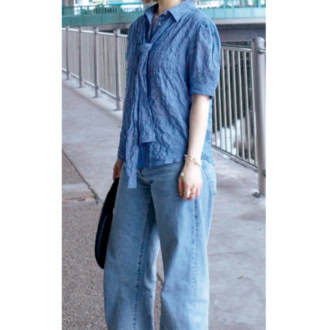 40代スナップ デニムスタイル ゆきさん ブラウス、パンツ／ともにLevi’s® Blue Tab™ バッグ／アエタ 靴／ダニエラ＆ジェマ イヤアクセ／エネイ ブレスレット／Milamore