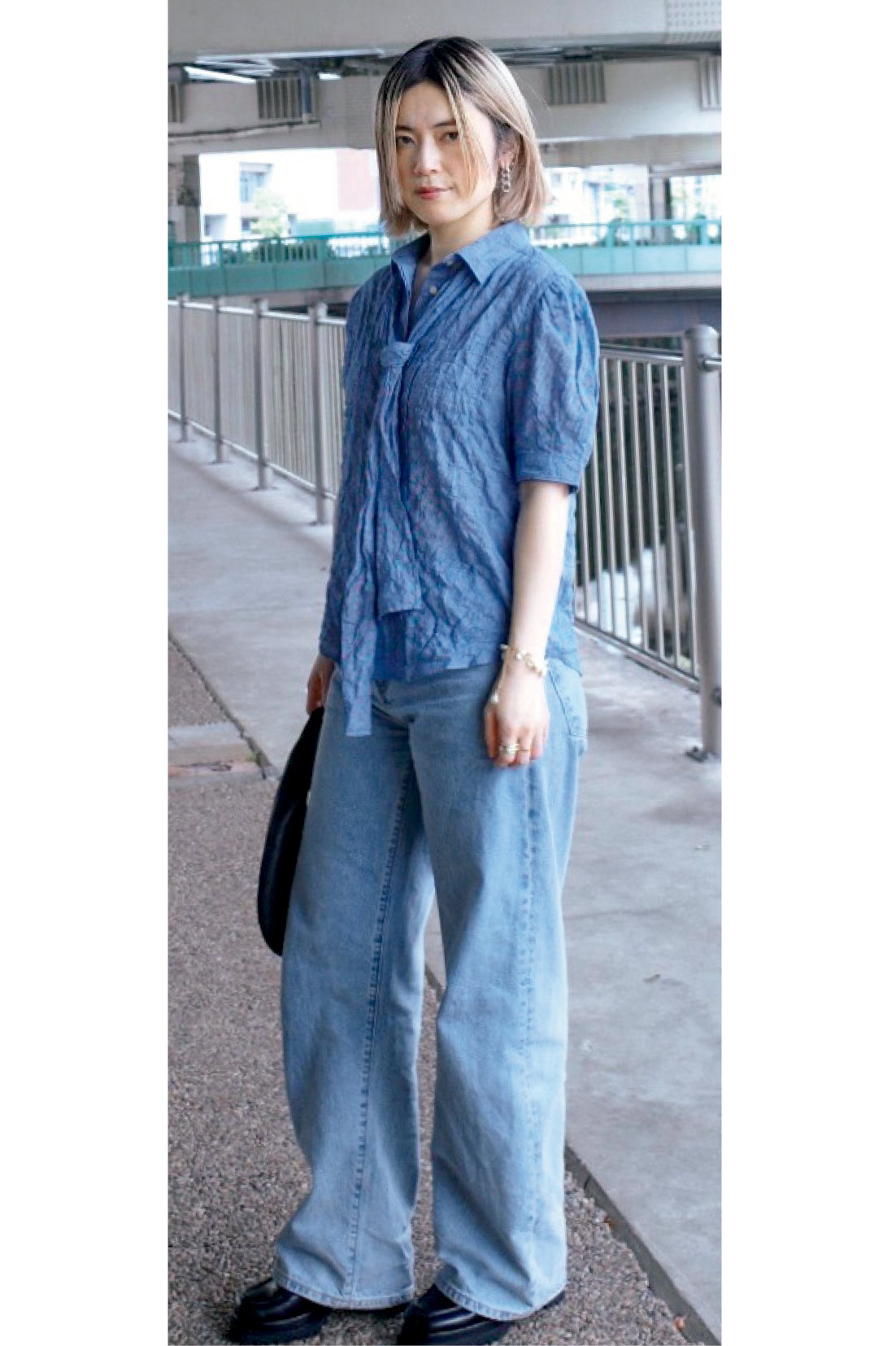 40代スナップ デニムスタイル ゆきさん ブラウス、パンツ／ともにLevi’s® Blue Tab™ バッグ／アエタ 靴／ダニエラ＆ジェマ イヤアクセ／エネイ ブレスレット／Milamore