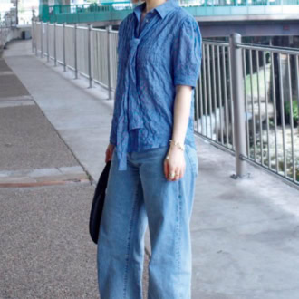 40代スナップ デニム ゆきさん ブラウス、パンツ／ともにLevi’s® Blue Tab™ バッグ／アエタ 靴／ダニエラ＆ジェマ イヤアクセ／エネイ ブレスレット／Milamore