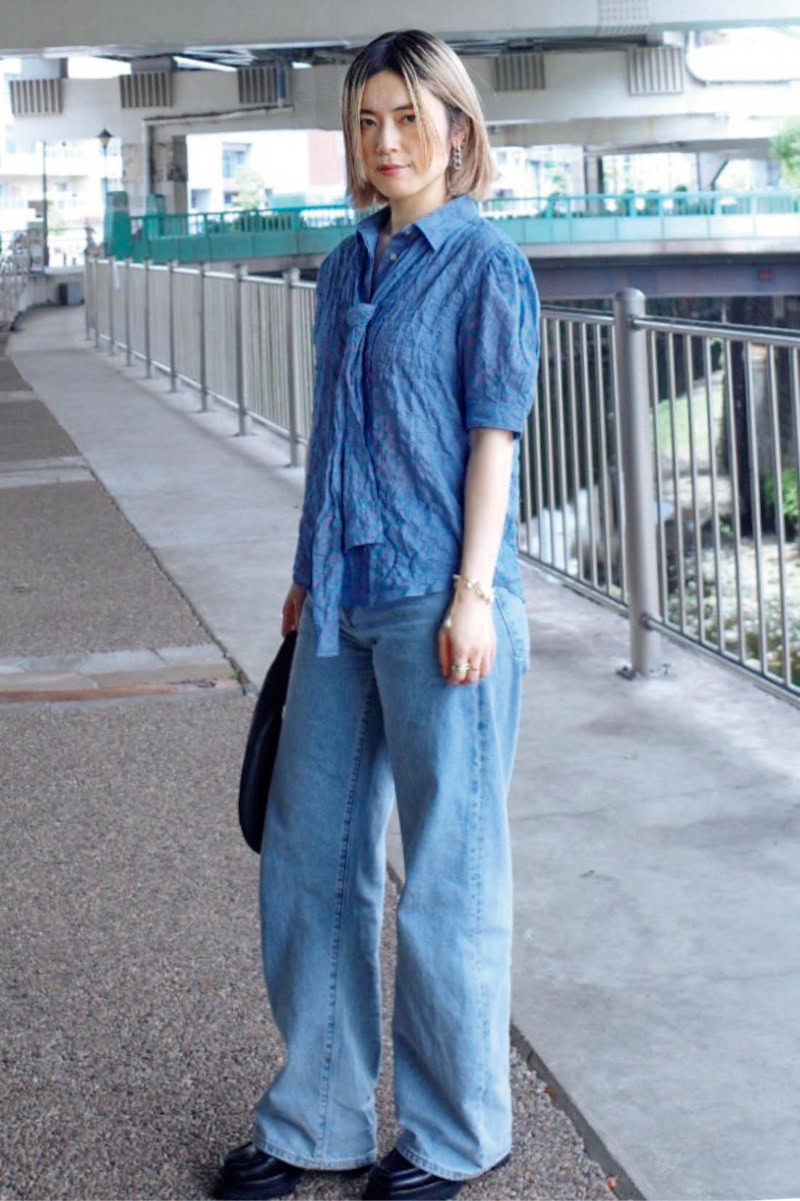 40代スナップ デニム ゆきさん ブラウス、パンツ/ともにLevi’s® Blue Tab™ バッグ/アエタ 靴/ダニエラ&ジェマ イヤアクセ/エネイ ブレスレット/Milamore