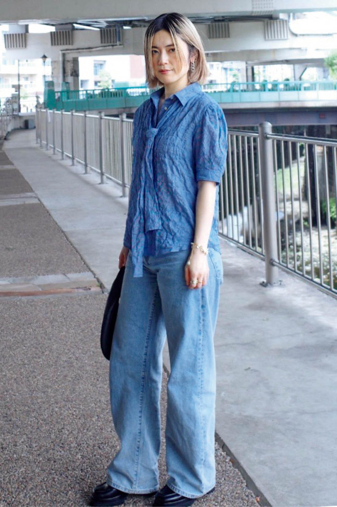 40代スナップ デニム ゆきさん ブラウス、パンツ／ともにLevi’s® Blue Tab™ バッグ／アエタ 靴／ダニエラ＆ジェマ イヤアクセ／エネイ ブレスレット／Milamore