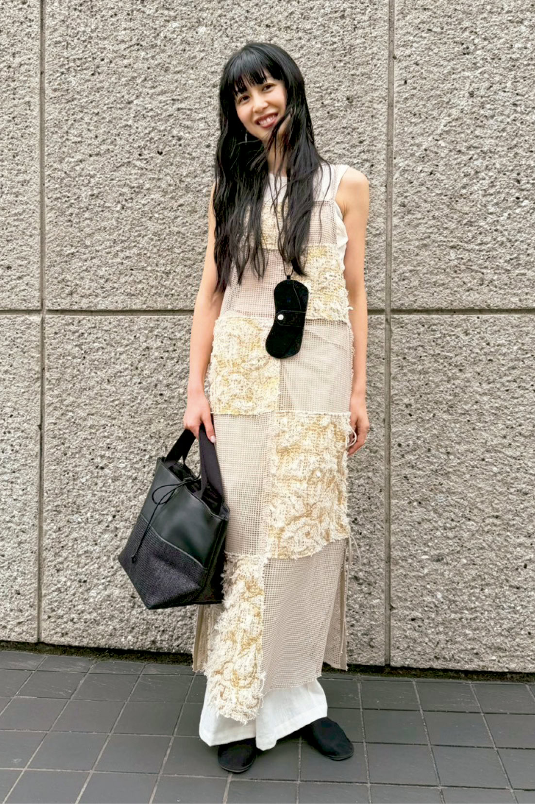 40代スナップ ロングワンピース 安藤静香さん ワンピース、パンツ、バッグ、サングラスケース／すべてミュラー オブ ヨシオクボ 靴／ザ ロウ
