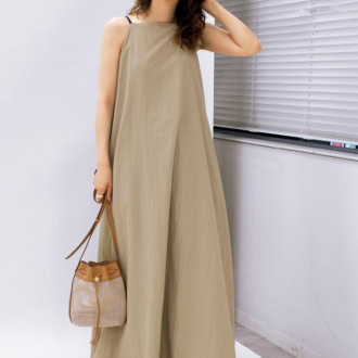 40代スナップ ロングワンピース 森田真央さん ワンピース／Spick & Span デニム／アッパーハイツ サンダル／NICOLAS LAINAS バッグ／LORISTELLA