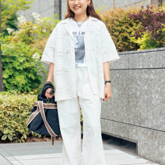 40代スナップ セットアップ 田井美也子さん シャツ、パンツ、Tシャツ／すべてトリコメル バッグ（アウトドア）サンダル（リーフ）／ともにユーバイ スピック＆スパン ピアス／リラ 時計／カルティエ