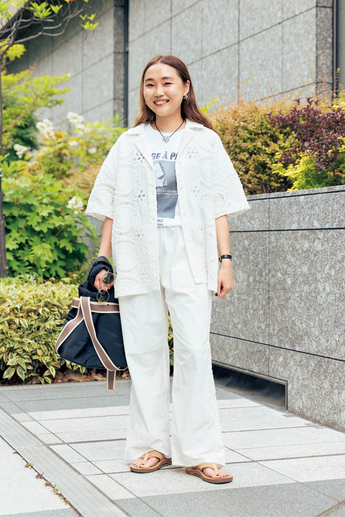 40代スナップ セットアップ 田井美也子さん シャツ、パンツ、Tシャツ／すべてトリコメル バッグ（アウトドア）サンダル（リーフ）／ともにユーバイ スピック＆スパン ピアス／リラ 時計／カルティエ