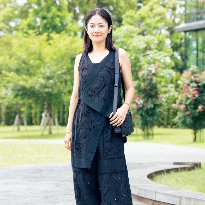 40代スナップ セットアップ 大島麻美さん トップス、パンツ/ともにミースロエ タンクトップ/ユニクロ バッグ/ボッテガ・ヴェネタ サンダル/アルム ブレスレット/ティファニー 時計/カルティエ