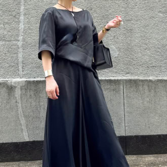 40代スナップ セットアップ 櫛部美佐子さん トップス、スカート／ともにアンビラン 靴／ヘブンリー ジェリー バッグ／ライフスタイリスト ネックレス／ホアキン ベラオ バングル／セリーヌ ブレスレット／エルメス サングラス／ジャックマリーマージュ
