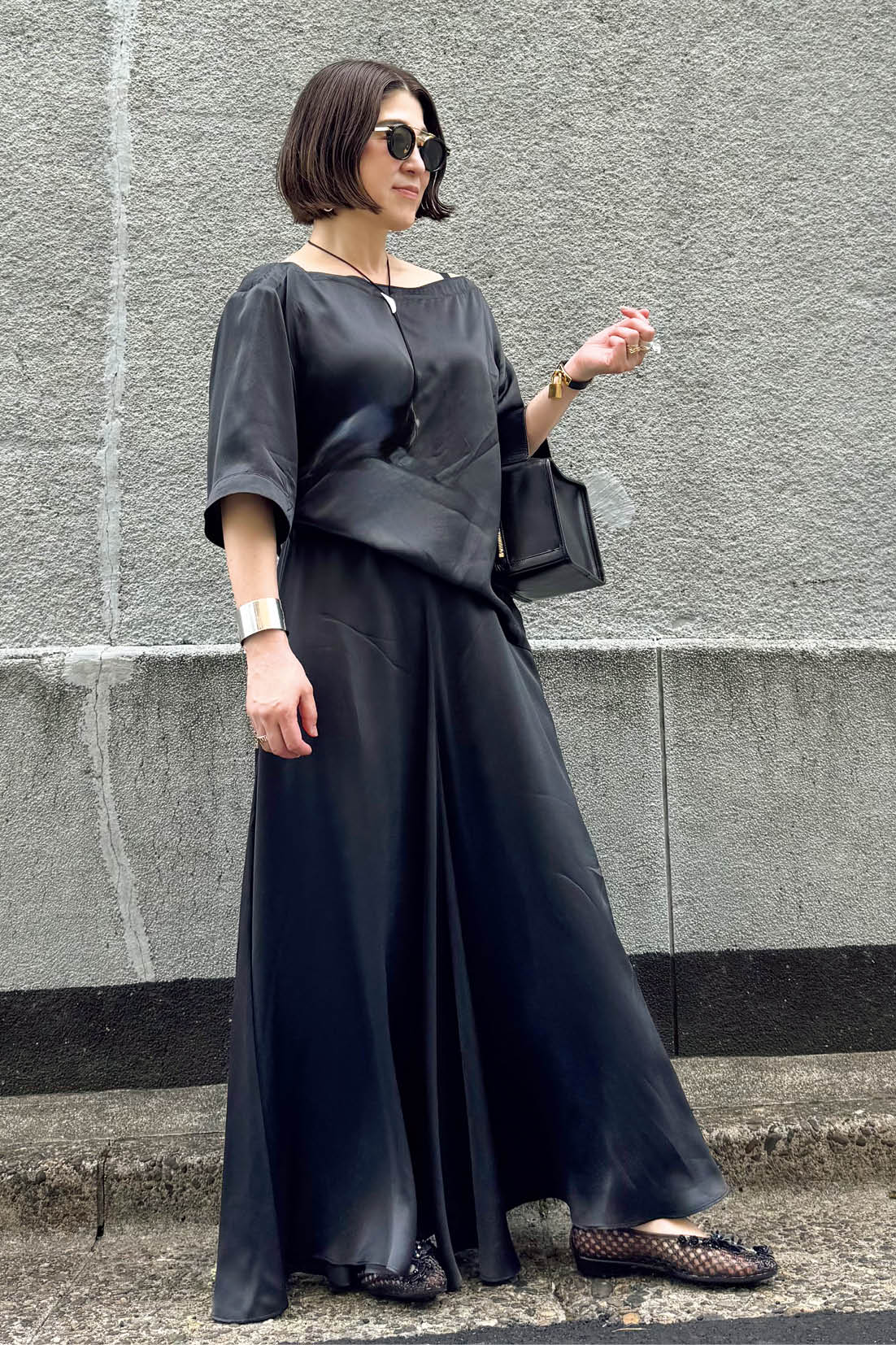 40代スナップ セットアップ 櫛部美佐子さん トップス、スカート／ともにアンビラン 靴／ヘブンリー ジェリー バッグ／ライフスタイリスト ネックレス／ホアキン ベラオ バングル／セリーヌ ブレスレット／エルメス サングラス／ジャックマリーマージュ