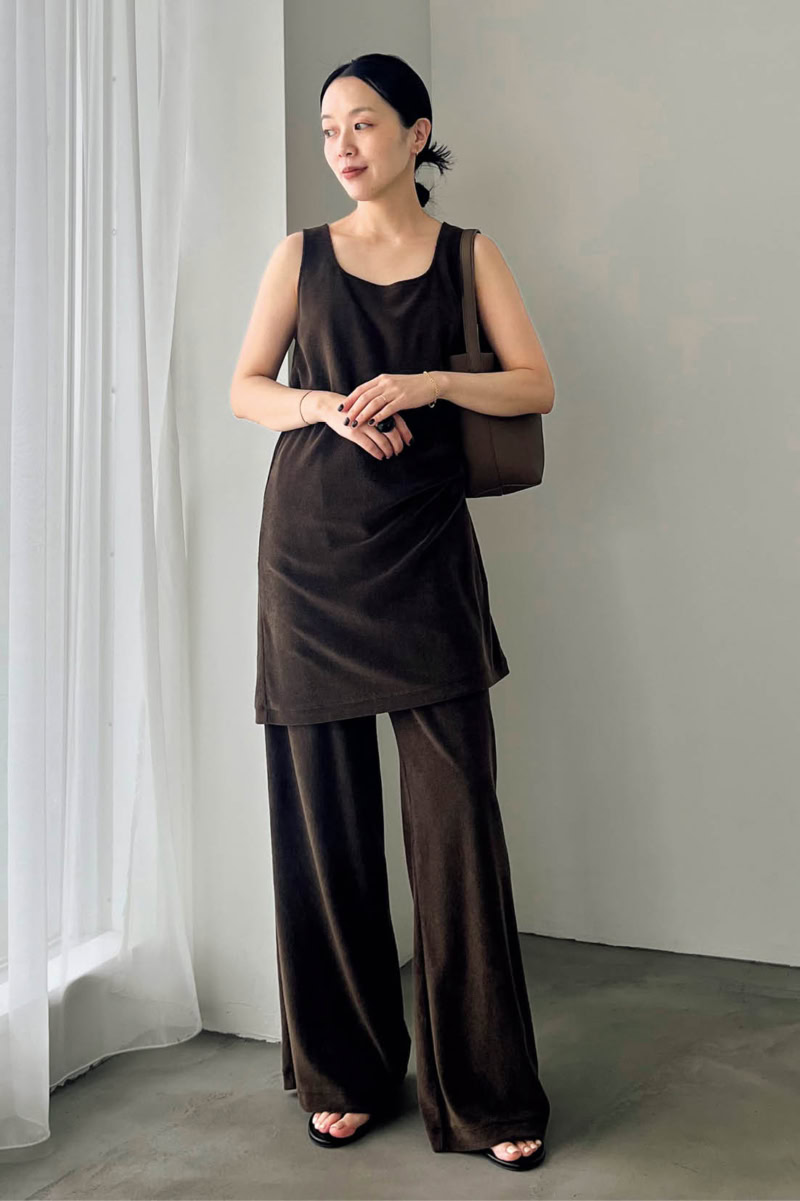 40代スナップ セットアップ 串田 翠さん チュニック、パンツ/ともにプラージュ バッグ/ザ ロウ サンダル/ブラック スエード スタジオ イヤアクセ/ジジ ブレスレット/ヨイ イニキ