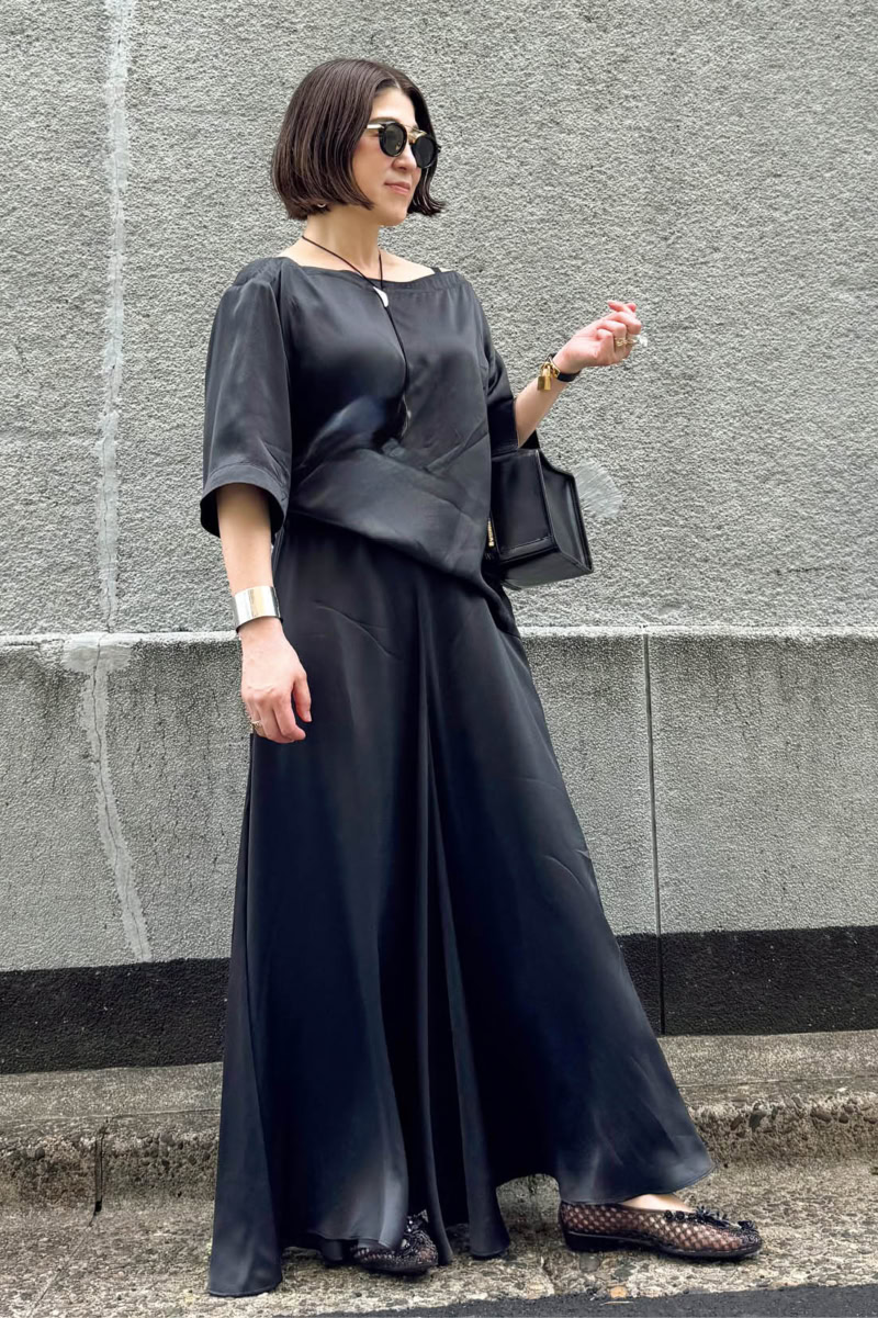 40代スナップ セットアップ 櫛部美佐子さん トップス、スカート/ともにアンビラン 靴/ヘブンリー ジェリー バッグ/ライフスタイリスト ネックレス/ホアキン ベラオ バングル/セリーヌ ブレスレット/エルメス サングラス/ジャックマリーマージュ