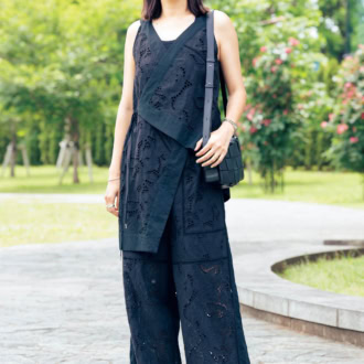 40代スナップ セットアップ 大島麻美さん トップス、パンツ/ともにミースロエ タンクトップ/ユニクロ バッグ/ボッテガ・ヴェネタ サンダル/アルム ブレスレット/ティファニー 時計/カルティエ