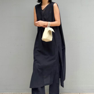40代スナップ セットアップ 原田沙奈子さん セットアップ、バッグ/アベル 靴/セリーヌ リング/アトリエ オティ