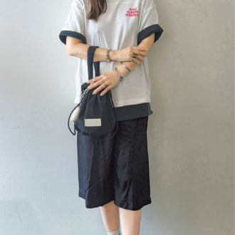 Tシャツ／エメ・レオン・ドレ パンツ、靴／ともにジルサンダー バッグ／マンハッタンポーテージ