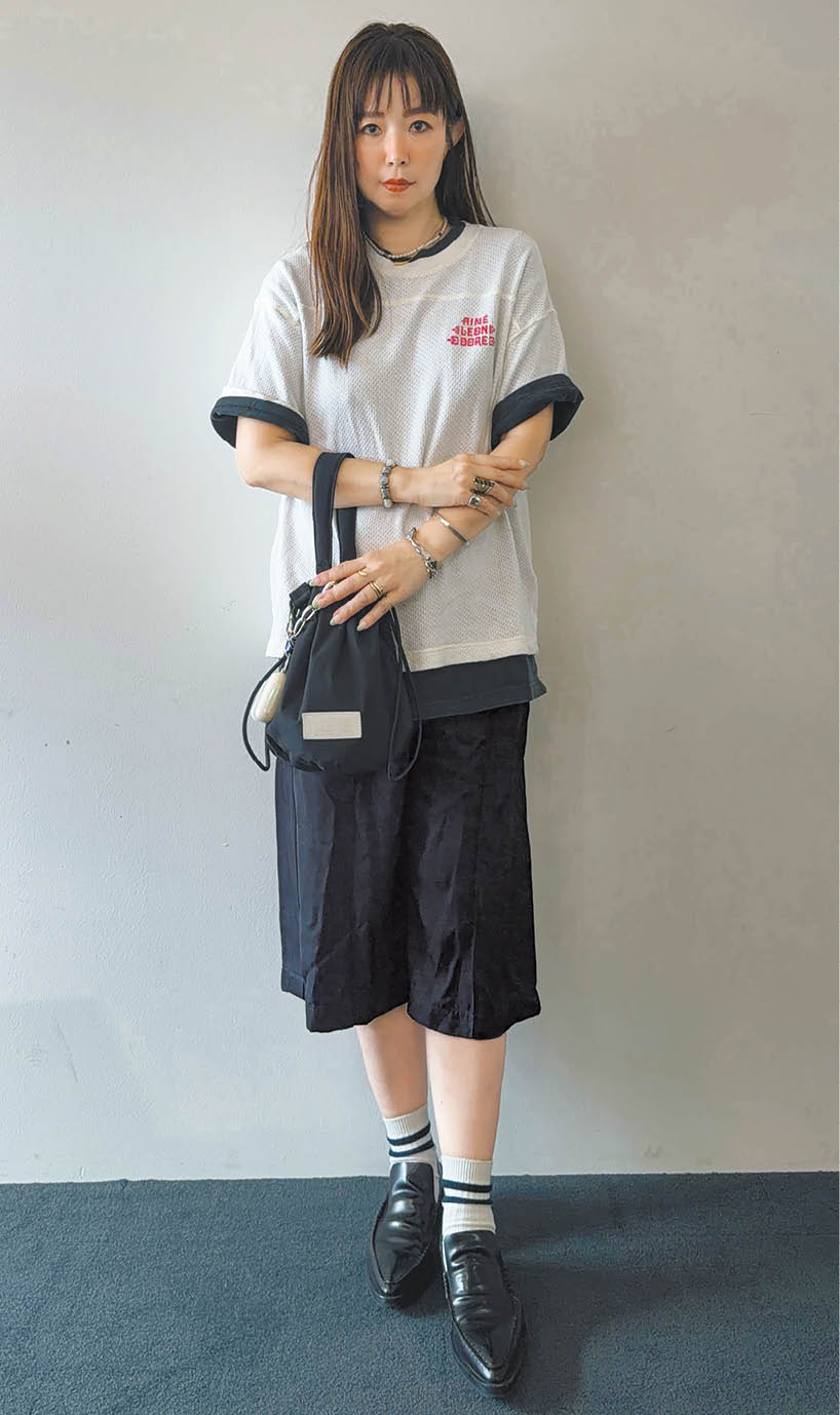 Tシャツ／エメ・レオン・ドレ パンツ、靴／ともにジルサンダー バッグ／マンハッタンポーテージ