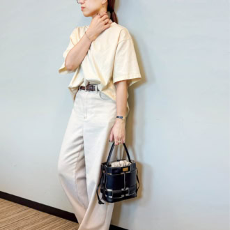 Tシャツ／メゾンスペシャル パンツ／ユナイテッド アローズ ベルト／J&M デヴィッドソン サンダル／ニコラス ライナス バッグ／ザンケッティ ピアス、ネックレス、ブレスレット、リング／すべてアガット