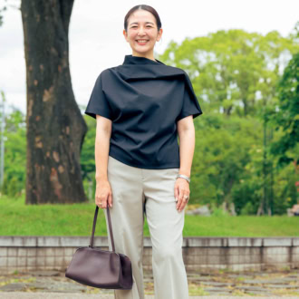 【40代スナップ】褒められ率高めの優雅なデザインTシャツスタイル｜73 Showroom プレス 河野なみこさん