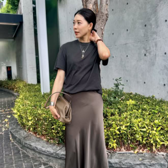 【40代スナップ】ジュエリーでシンプルなTシャツが洒落る！ 大人の着こなしテク｜EYE OFFICE PR ディレクター 水口絢詠さん