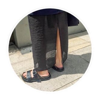 深めのスリットがちょっとしたサプライズ