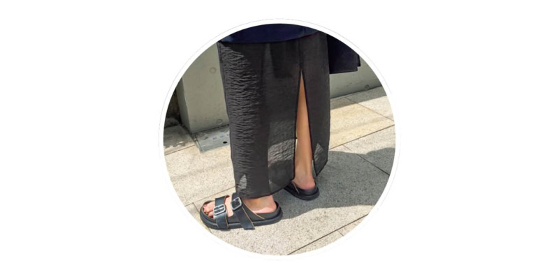 深めのスリットがちょっとしたサプライズ