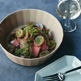 あえるだけでプロの味！DEAN & DELUCAの調味料で作る”簡単”「牛肉とぶどうのバジルサラダ」｜中本千尋さんレシピ