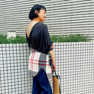 【40代スナップ】大人の「肌見せ」最適解！ 透け・デコルテ見せのベストバランスを探求｜ファッションディレクター・ バイヤー 高本千晶さん