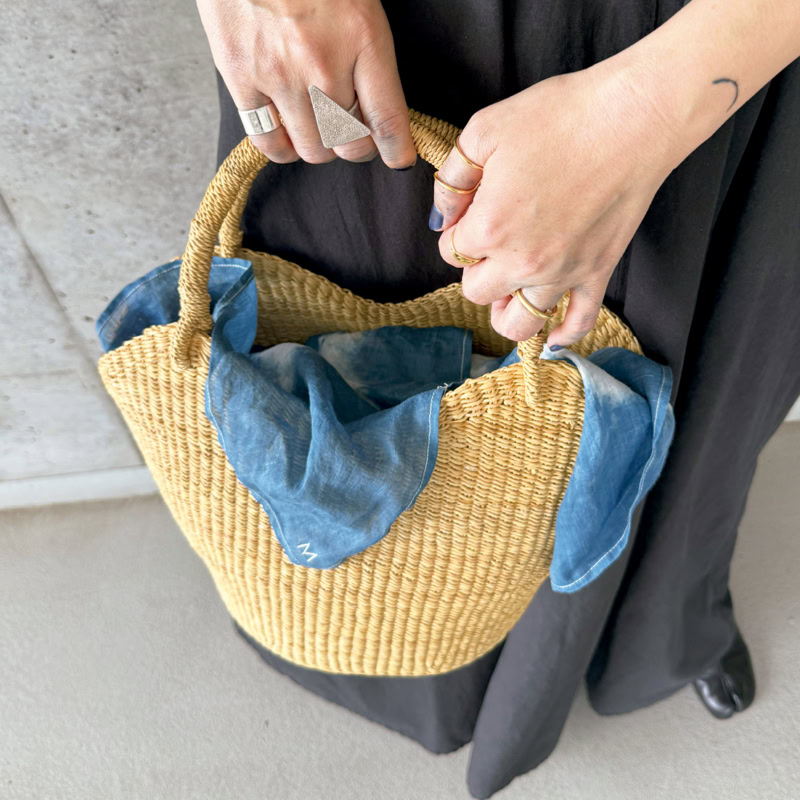 「マリホジャのバッグには、ミュエットのFUROSHIKIを蓋がわりのアクセントにかけました」バッグ／マリホジャ