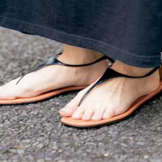 「フランチェスコ ルッソの華奢なストラップが抜け感を出し、フラットサンダルに女性らしさをプラス」サンダル／フランチェスコ ルッソ