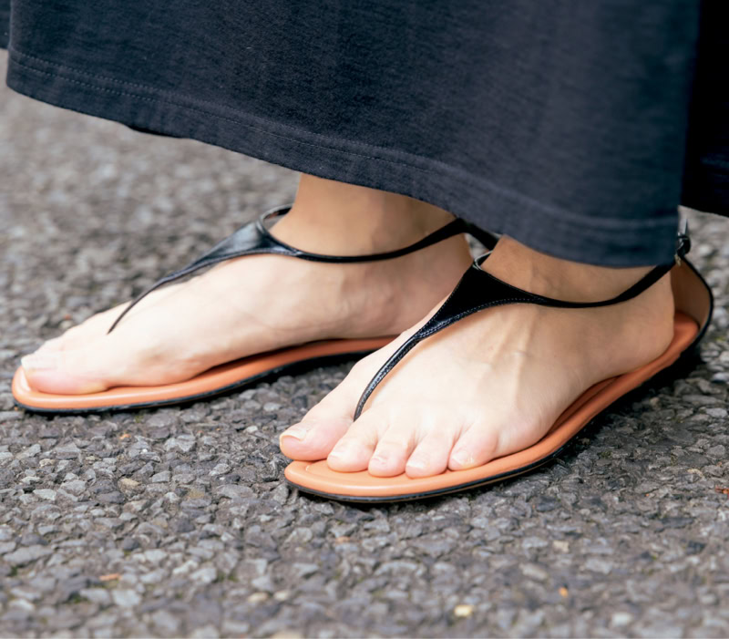 「フランチェスコ ルッソの華奢なストラップが抜け感を出し、フラットサンダルに女性らしさをプラス」サンダル／フランチェスコ ルッソ