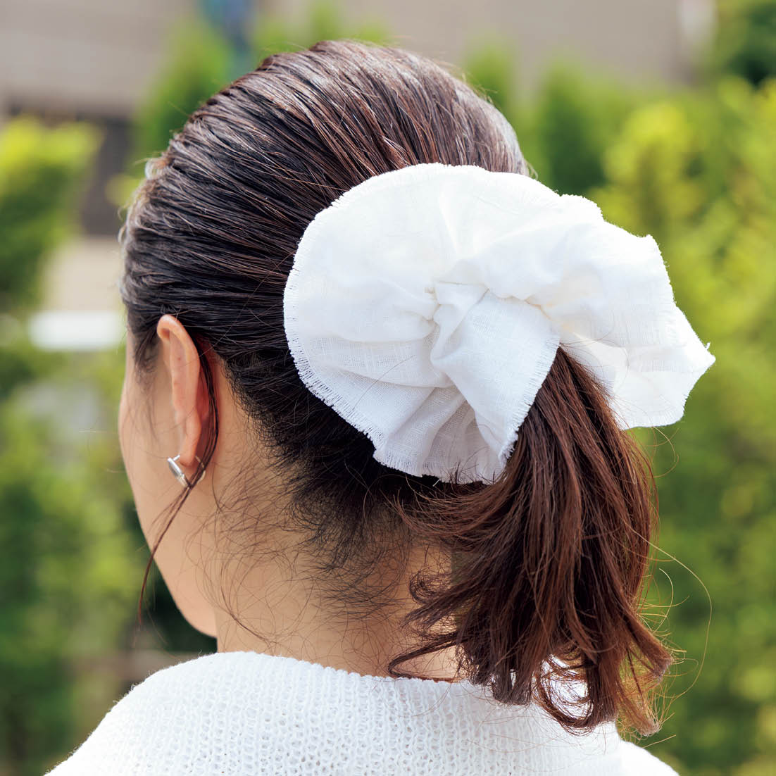 「ミュエットのビッグシュシュは、質感のあるリネン素材。これ一つで華やかな印象に」