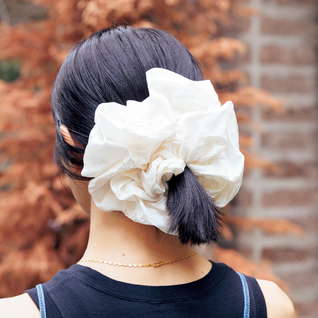 「シルク素材でほどよく光沢感があるナキエのシュシュ。普段の髪型を華やかに彩ってくれます」シュシュ／ナキエ
