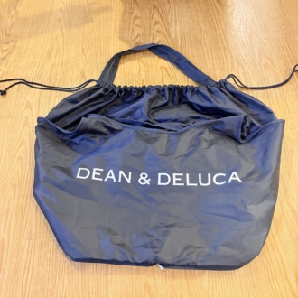  【DEAN & DELUCA付録】中身が見えない巾着仕様！大人可愛い大容量バッグ＆ポーチが便利です！｜かがやき隊 高本有理子