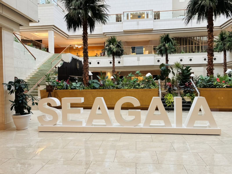 フェニックス・シーガイア・リゾートは、広大な敷地に温泉やアクティビティ、レストランなど多彩な楽しみがそろい、家族それぞれの「やりたい」を叶えられる場所。そんなほどよい距離感が、三世代旅行にピッタリのホテルでした。