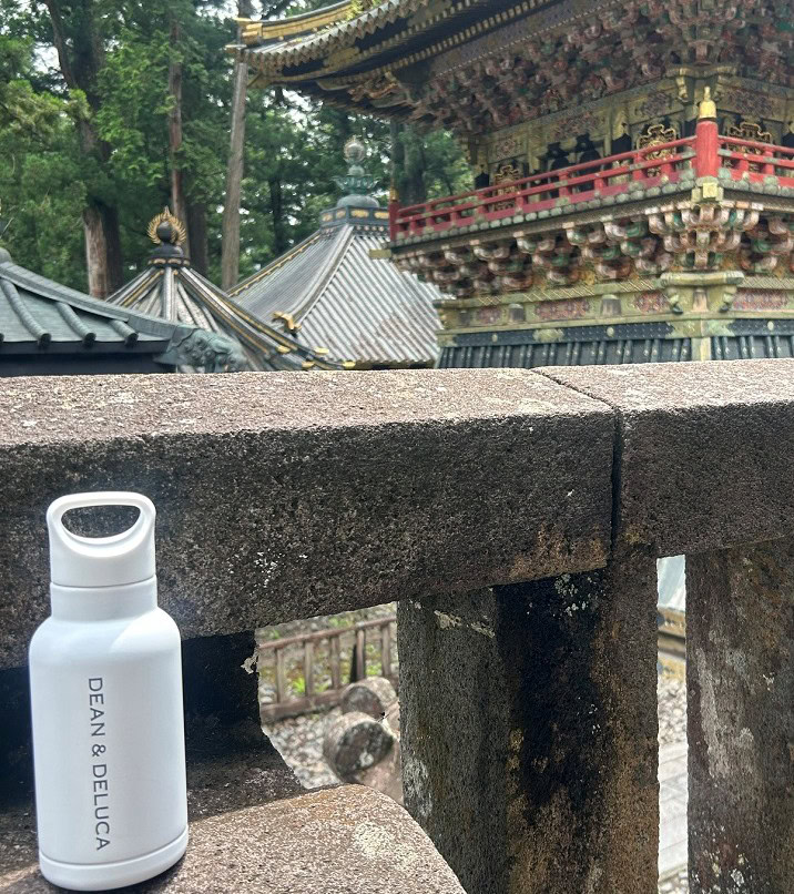 DEAN＆DELUCAのボトルを持って旅行
