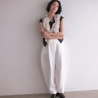 【40代のモノトーンコーデ】の最適解とは。入山法子さんが纏うプレイフルな夏スタイル